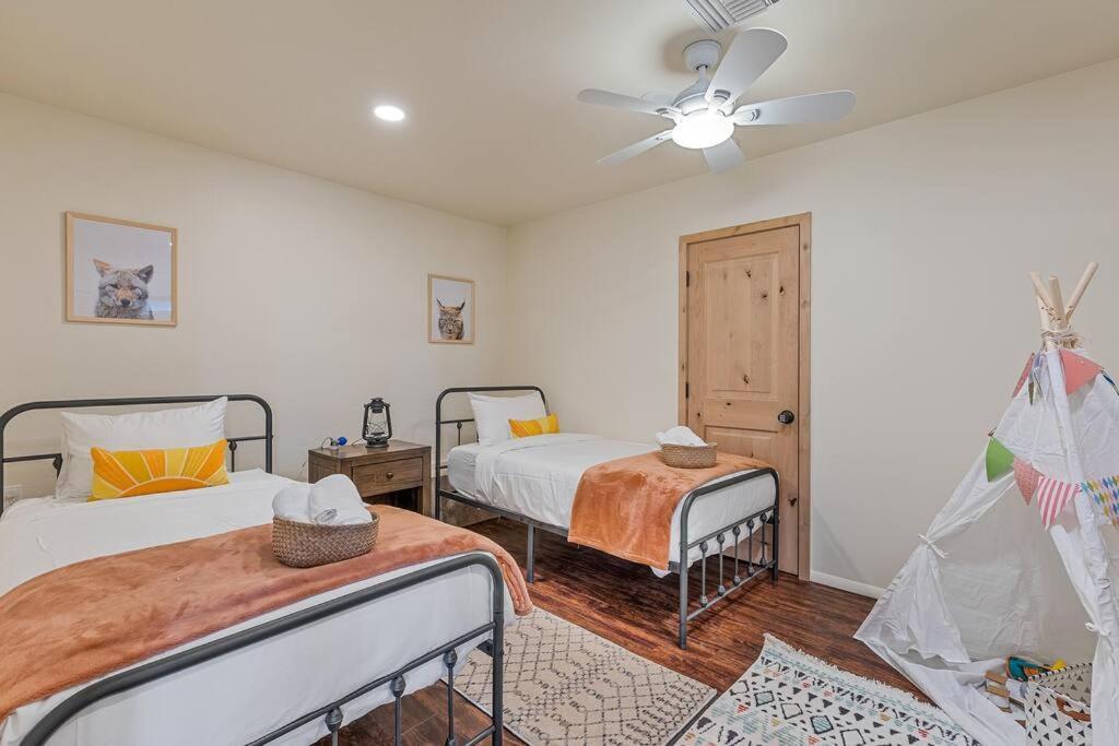 Close To Fresh Creek! Sleeps 12 ~ Amazing Views W/Serene Open Space ~ Hot Tub + Game Room ~ Trails Outside Sedona Exterior photo
