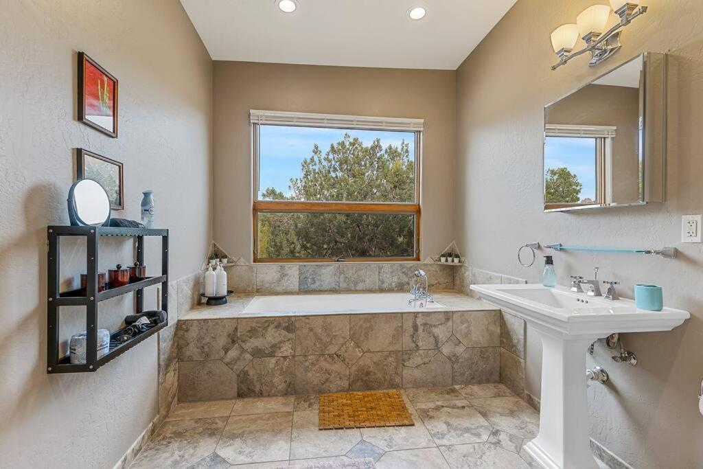 Close To Fresh Creek! Sleeps 12 ~ Amazing Views W/Serene Open Space ~ Hot Tub + Game Room ~ Trails Outside Sedona Exterior photo