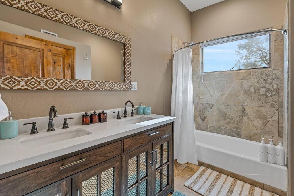 Close To Fresh Creek! Sleeps 12 ~ Amazing Views W/Serene Open Space ~ Hot Tub + Game Room ~ Trails Outside Sedona Exterior photo