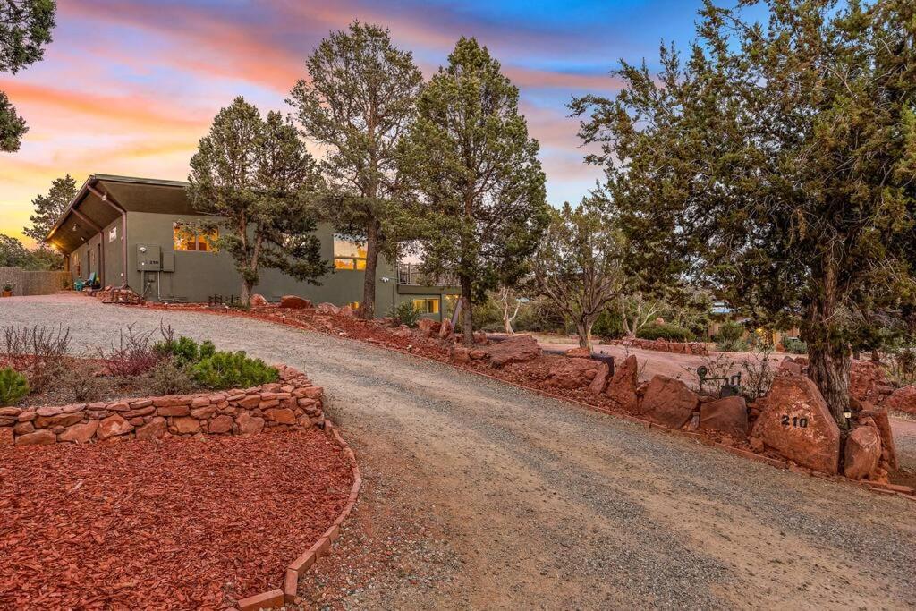 Close To Fresh Creek! Sleeps 12 ~ Amazing Views W/Serene Open Space ~ Hot Tub + Game Room ~ Trails Outside Sedona Exterior photo