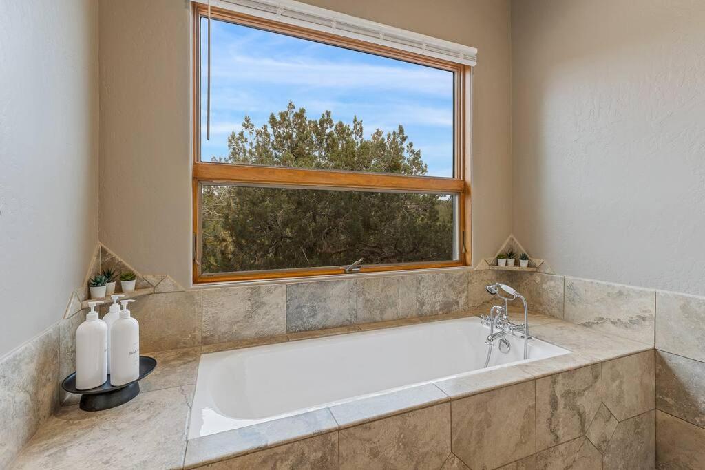 Close To Fresh Creek! Sleeps 12 ~ Amazing Views W/Serene Open Space ~ Hot Tub + Game Room ~ Trails Outside Sedona Exterior photo
